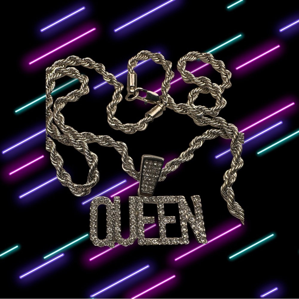 Silver 'QUEEN' Pendant Necklace - Picture 4 of 10